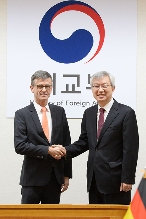 Eckhard Franz (left), Germany's director-general for external economic policy, and Lee Taeho, Korea's deputy foreign minister for economic affairs, shake hands during the 30th Korea-Germany Joint Economic Committee, at the Government Complex-Seoul on Jan. 10.